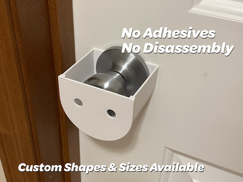 Puede incluir: Cubierta de pomo de puerta de pl&aacute;stico blanco con dos agujeros. El texto "No Adhesives No Disassembly" est&aacute; escrito en blanco sobre fondo blanco. El texto "Custom Shapes & Sizes Available" est&aacute; escrito en blanco sobre fondo marr&oacute;n.
