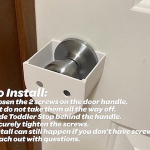Puede incluir: Cerradura de seguridad para manilla de puerta de pl&aacute;stico blanco con instrucciones de instalaci&oacute;n. Afloje los 2 tornillos de la manilla de la puerta, pero no los quite por completo. Deslice el Stop Toddler detr&aacute;s de la manilla. Apriete bien los tornillos. La instalaci&oacute;n a&uacute;n puede realizarse si no tiene tornillos. P&oacute;ngase en contacto si tiene alguna pregunta.