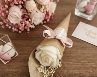 Cadeau invité mariage - Rose fondant parfumé en cône kraft - Cadeau baptême, Communion, EVJF - Bougie fleurie artisanale - Personnalisé -
