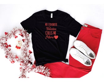 Könnte beinhalten: Schwarzes T-Shirt mit dem Text "My Favorite Valentine Calls Me Mara" in Rot mit einem roten Herzen.