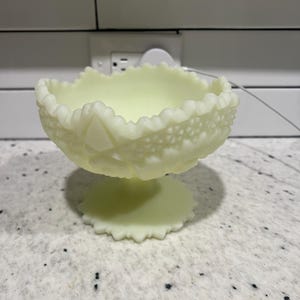 Plato para compota de caramelo Fenton de color verde amarillento y satinado con natillas de cristal de EE. UU.