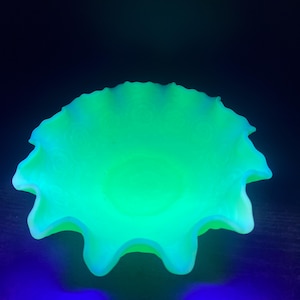 Cuenco de vidrio satinado Fenton Custard con bordes estriados