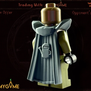 Pode incluir: Uma capa LEGO de minifigura cinza com um pequeno design de bule de chá nas costas. A capa é usada sobre um torso de minifigura verde e marrom.