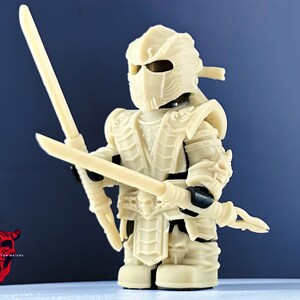 Puede incluir: Una figura de plástico blanco de un guerrero que lleva un casco y una armadura detallados, sosteniendo dos espadas. La figura está en posición de combate.