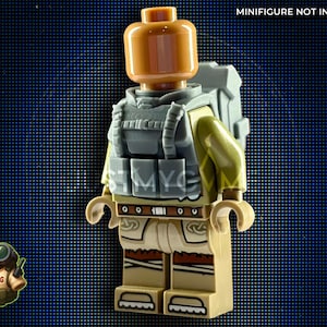 Puede incluir: Una minifigura beige y gris con cabeza marrón, que lleva un chaleco y una mochila grises. La minifigura tiene pantalones beiges y un cinturón marrón. El texto "MINIFIGURE NOT INCLUDED" está en la parte superior.