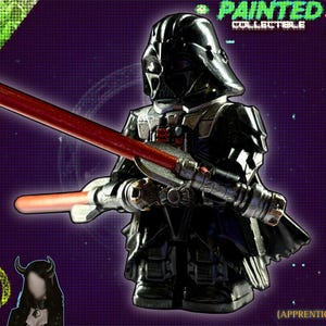 Könnte beinhalten: Eine schwarz-silber bemalte Sammlerfigur von Darth Vader, die ein rotes Lichtschwert hält. Die Figur stammt aus dem Star Wars-Franchise. Das Bild enthält den Text "PAINTED COLLECTIBLE" und "(APPRENTICE GRADE)".