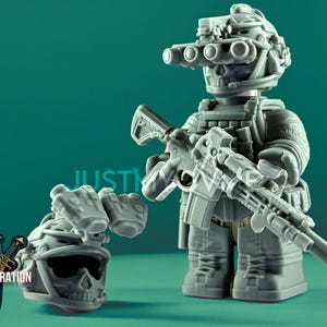 以下が含まれることがあります： 頭蓋骨のデザインのヘルメットをかぶり、ライフルを持った灰色のプラスチック製の玩具兵士のフィギュア。兵士は戦術ベストを着ており、ヘルメットにナイトビジョンが取り付けられています。