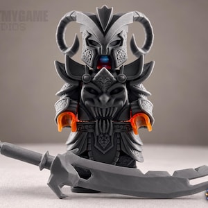 Op de afbeelding: Een donkergrijs plastic speelgoedfiguurtje met een versierde gehoornde helm en gedetailleerd pantser met een schedelvormige borstplaat. Het figuurtje heeft doorschijnende oranje handen en een blauw edelsteendetail op de helm. Een groot grijs zwaard ligt ervoor.