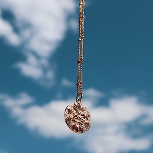 Puede incluir: Un letrero de madera rústica con el texto "Welcome to our porch" en letras blancas. El letrero presenta un acabado envejecido y un diseño sencillo y acogedor, ideal para la decoración exterior.