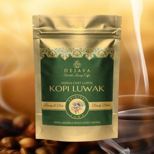 Puede incluir: Bolsa dorada con una etiqueta verde que dice "DEJAVA World's Luxury Coffee DEJAVA CIVET COFFEE KOPI LUWAK ORIGINAL Luxury & Rich Ready Brew 100% ARABICA WILD CIVET COFFEE".