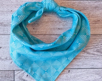Bandana bleu sarcelle pour chien | Bandana géométrique pour chien | Bandana mignon pour animal de compagnie | Écharpe en coton à nouer pour chien | Bandana moderne pour chiots (P à TG)