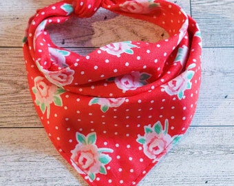 Czerwona bandana dla psa z kwiatowym wzorem | Różana bawełniana bandana dla psa | Wiązany dodatek dla psa (S–XL)