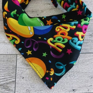 Bandana d'anniversaire pour chien ~ joyeux anniversaire ~ cadeau d'anniversaire ~ bandana pour chien ~ bandana ~ bandana pour chat ~ écharpe d'anniversaire pour chien ~ personnalisé