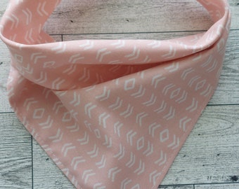Różowa bandana dla psa | Urocza, kawaii bandana dla psa | Wiązana bawełniana bandana dla zwierząt | Dziewczęca bandana dla szczeniaka | Estetyczny szalik dla psa (S–XL)
