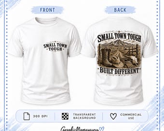Op de afbeelding: Een wit t-shirt getoond van de voor- en achterkant. De voorkant bevat de tekst "SMALL TOWN TOUGH". De achterkant toont een afbeelding van cowboylaarzen, een hoed en een schedel met de tekst "SMALL TOWN TOUGH BUILT DIFFERENT" erbij.