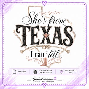 Może przedstawiać: Cyfrowy projekt graficzny z napisem She's from TEXAS I can tell w odcieniach czerni i miedzi. Projekt zawiera zarys stanu Teksas, element liny, gwiazdę i kowbojski but. Całość otoczona jest fioletową obwódką z kropek.