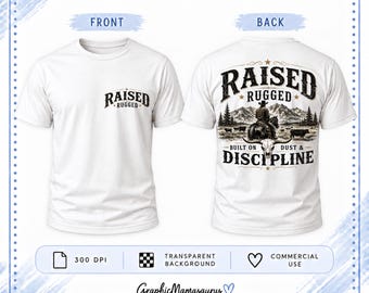 Op de afbeelding: Een wit T-shirt met korte mouwen, getoond van voor en achter. De voorkant bevat de tekst RAISED RUGGED. De achterkant toont een afbeelding van een cowboy te paard, vee, bergen en een schedel met de tekst RAISED RUGGED BUILT ON DUST & DISCIPLINE.