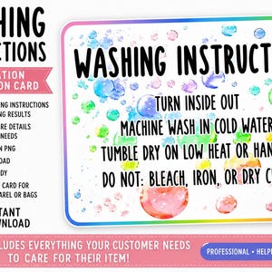 Op de afbeelding: Een rechthoekige kaart met wasinstructies voor kleding. De kaart bevat de tekst "WASHING INSTRUCTIONS" in grote, vette letters. Instructies omvatten binnenstebuiten keren, machinewas in koud water en het vermijden van bleekmiddel. Kleurrijke aquarelzeepbellen versieren de achtergrond.