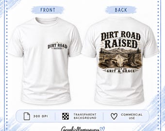 Op de afbeelding: Een wit t-shirt met korte mouwen, getoond van de voor- en achterkant. De voorkant bevat de tekst DIRT ROAD RAISED. De achterkant toont een landschapsafbeelding met een koeienschedel, cowboylaarzen, een hoed en de tekst DIRT ROAD RAISED BUILT ON GRIT & GRACE.