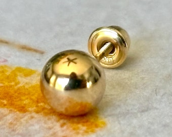 Pendiente de bola de 5 mm / Oro macizo de 14 quilates / Cierre de rosca / Una pieza.