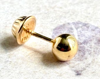Orecchino a sfera in oro massiccio 18 carati da 5 mm / Design minimalista a perno singolo con chiusura a vite / Disponibile in versioni spaiate e impilabili.