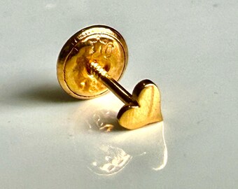 Pendiente pequeño de oro macizo de 18 quilates con forma de corazón / 3 mm / Pendiente minimalista individual de una pieza con cierre de rosca / Diseños diferentes y apilables / Una pieza
