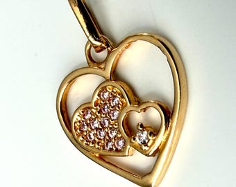 Colgante de triple corazón de oro macizo de 18 quilates / Tres corazones, un vínculo inquebrantable / Charm minimalista / Collar no incluido