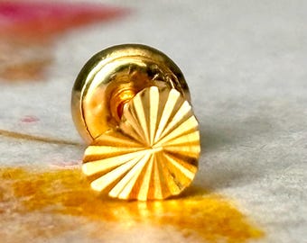 Pendiente minimalista individual de oro macizo de 18 quilates con forma de corazón y corte de diamante / Diseño asimétrico y apilable / Una sola pieza
