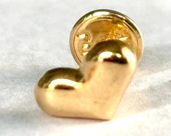 Pendientes de botón en forma de corazón abombado de oro macizo de 18 quilates / Cierre de rosca / Diseño asimétrico y apilable / Joyería minimalista / Disponibles individualmente o en pares