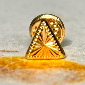 Puede incluir: Un letrero de madera hecho a mano con la palabra "Bienvenido" en una fuente juguetona. El letrero presenta un fondo blanco desgastado y un marco marrón oscuro, ideal para una puerta principal. El letrero mide aproximadamente 30 cm de ancho y 15 cm de alto.