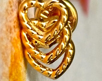 Pendiente de oro macizo de 18 quilates con 3 corazones / Pendiente minimalista individual con cierre de rosca / Diseño asimétrico y apilable / Pieza única