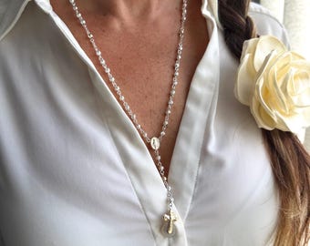 Rosario de plata de ley 925, con medalla de la Virgen María, cuentas talladas con diamantes y cuentas superpuestas de oro de 10k, la medalla puede cruzarse. Longitud del collar: 20 pulgadas.