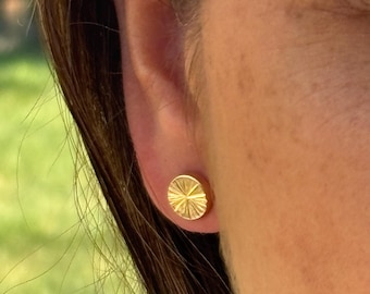 Orecchino rotondo taglio diamante in oro massiccio 18 carati / Diametro 8 mm / Design minimalista, singolo perno con chiusura a vite / Spaiato e impilabile / Pezzo unico