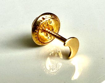 Pendiente pequeño de oro macizo de 18 quilates con forma de luna de 3 mm / Pendiente minimalista individual con cierre de rosca / Diseños desiguales y apilables / Pieza única