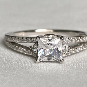 QURI Gerhodineerde verlovingsring Massief zilver 925 en moissanite