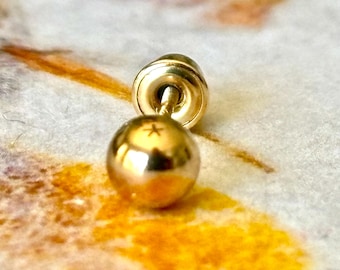 Pendiente de bola de 4 mm / Oro macizo de 14 quilates / Cierre de rosca / Una pieza.