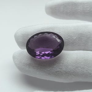 Améthyste naturelle ovale à facettes - 33,65 carats Bijoux en pierre non sertie (20 × 26 × 10 mm.)