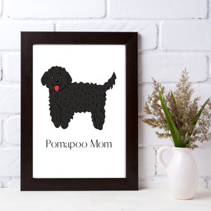 Pode incluir: Uma impressão de arte imprimível em preto e branco com uma ilustração de desenho animado de um cão preto com a língua vermelha. O texto "Pomapoo Mom" está impresso abaixo do cão.