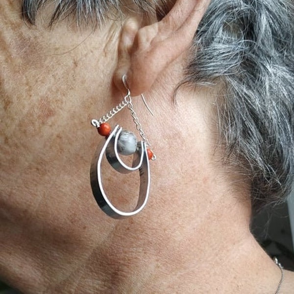 Boucle d'oreille aluminium, légère et aérienne. accroche argent 925. perle larme de job et bois orange