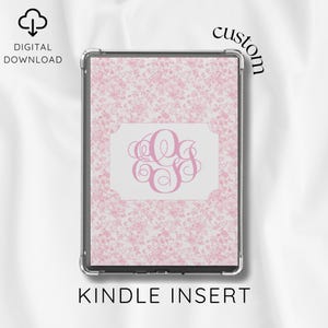 Peut inclure: Un insert Kindle avec un motif floral rose et un encart rectangulaire blanc avec un monogramme rose. Les mots "Kindle Insert" sont imprimés en bas. L'image comprend également les mots "Téléchargement numérique" et "custom".