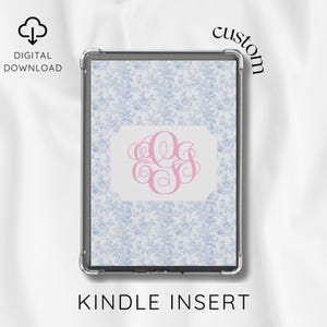 Peut inclure: Un insert pour Kindle avec un motif floral bleu clair et un monogramme rose. Les mots "Téléchargement numérique" et "Insert Kindle" sont imprimés sur l'image. Le mot "custom" est également imprimé sur l'image.