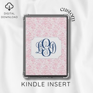 Peut inclure: Insert Kindle avec un motif floral rose et un monogramme bleu marine. L'insert est dans un étui transparent. Les mots "TÉLÉCHARGEMENT NUMÉRIQUE" et "INSERT KINDLE" sont imprimés.