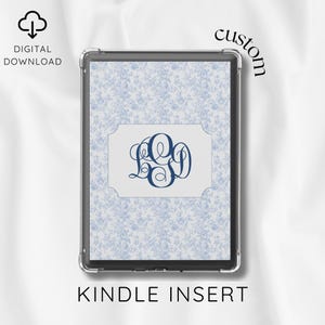 Peut inclure: Insert pour Kindle avec un motif floral bleu et une étiquette rectangulaire blanche avec un monogramme bleu marine. Les mots "TÉLÉCHARGEMENT NUMÉRIQUE" et "INSERT KINDLE" sont imprimés sur l'image. Le mot "custom" est écrit en cursive.