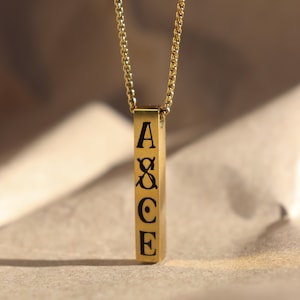 Pode incluir: Uma placa de madeira rústica com o texto "Welcome to our home" em letras brancas. A placa apresenta um acabamento desgastado e um design simples e convidativo, perfeito para a decoração da porta da frente.