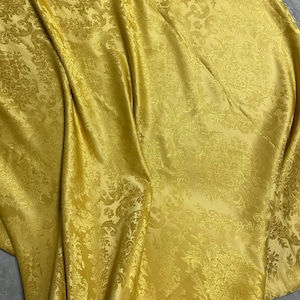 San Leucio damask fabric with gold medallions in a cotton-sateen blend