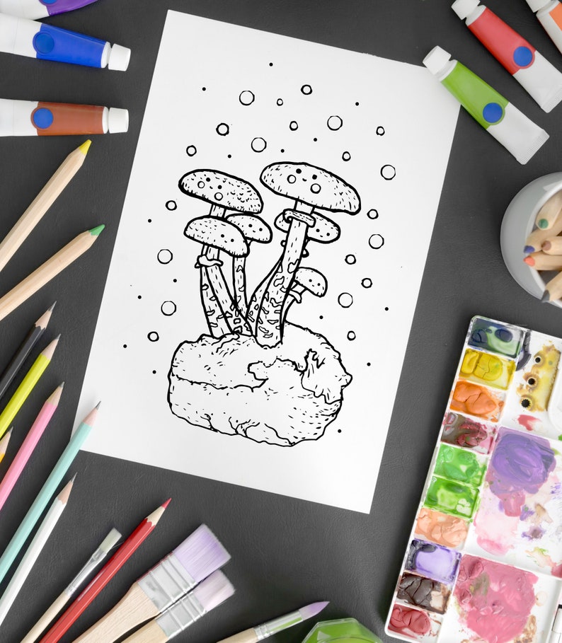 以下が含まれることがあります： 岩の上に生えているキノコの白黒の線画。キノコは丸い傘と茎を持っています。キノコの周りに小さな円があり、泡や胞子を連想させます。