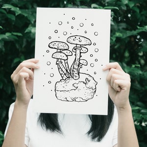 以下が含まれることがあります： 白地に、幻想的で漫画のようなスタイルで描かれた、きのこの群れの白黒の線画。きのこは丸い傘と、複雑なディテールが施された茎を持っています。