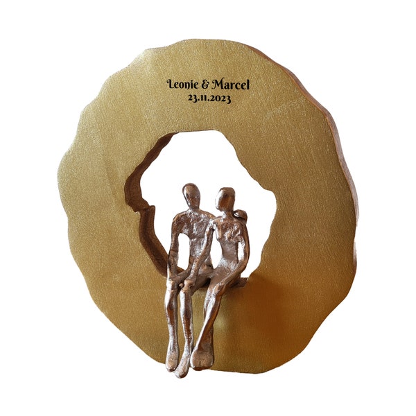 Paar Geschenk|Handgefertigte rustikale Mangoholz Skulptur Front Gold mit Metall Paar|Personalisierbare Lasergravur|Wohnzimmer Deko| 33x30 cm