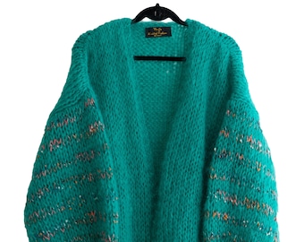 Cardigan en mohair vert tricoté à la main avec accents colorés