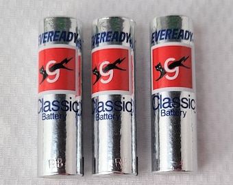 3 Vintage Eveready Classic AA #1015 Batteries 9 Lives Black Cat For Display